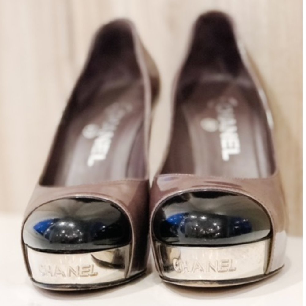Chanel Tan & Black Leather Cap Toe Metal Platform Pumps w/ CHANEL engraving, 6